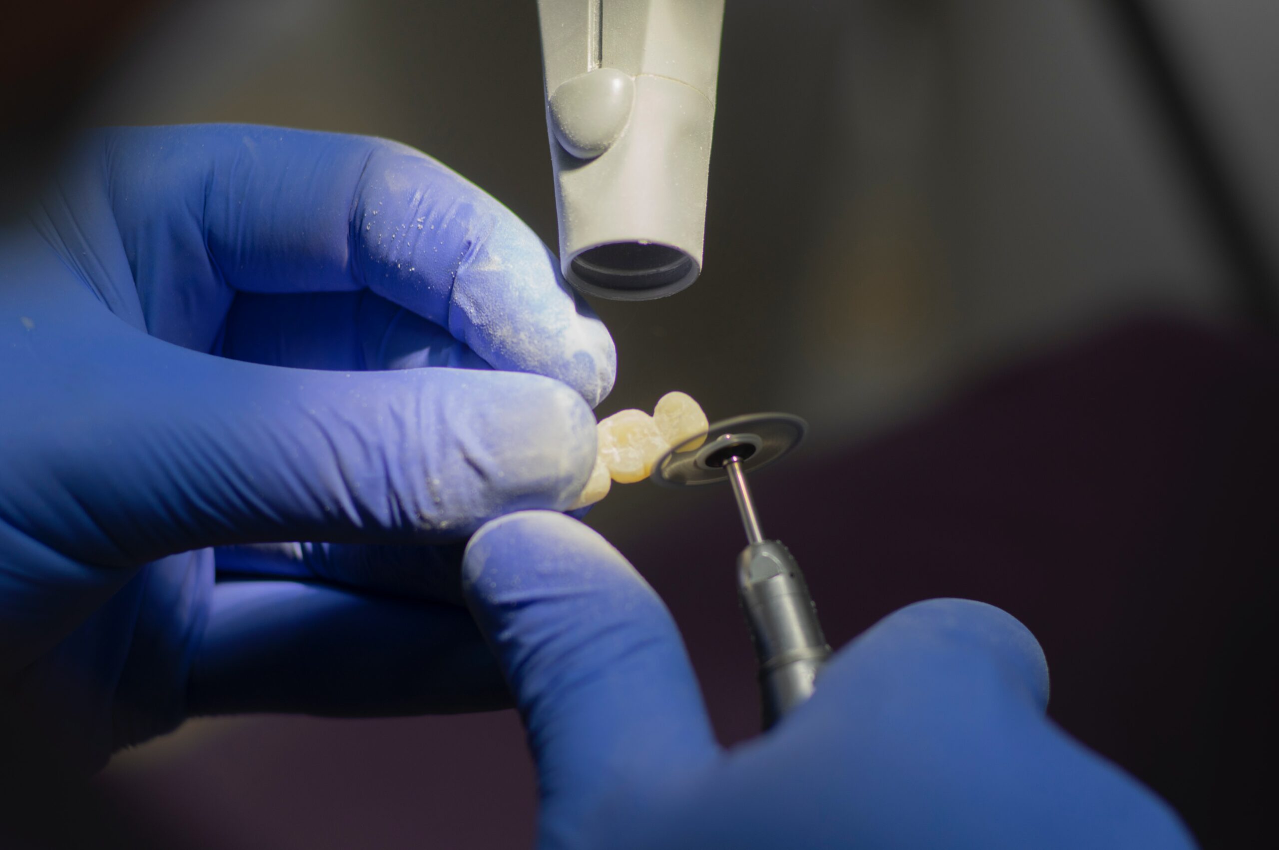 Read more about the article Which is better: dental floss or irrigator?